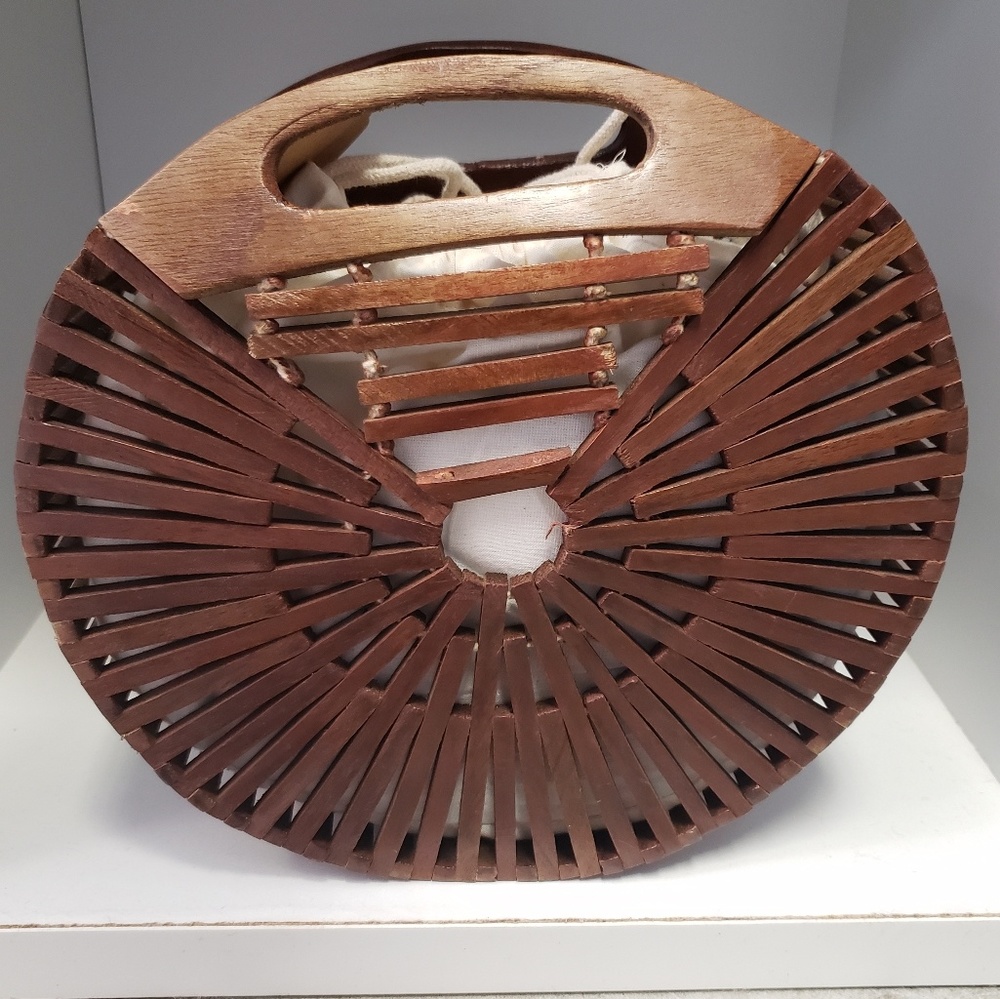 Round wood purse